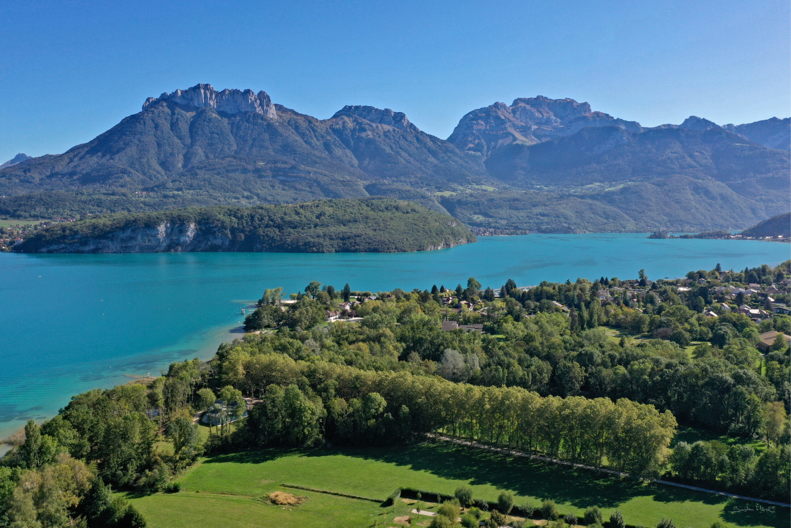 Saint Jorioz, lac et montagnes, vue aérienne, par Bastien Morel