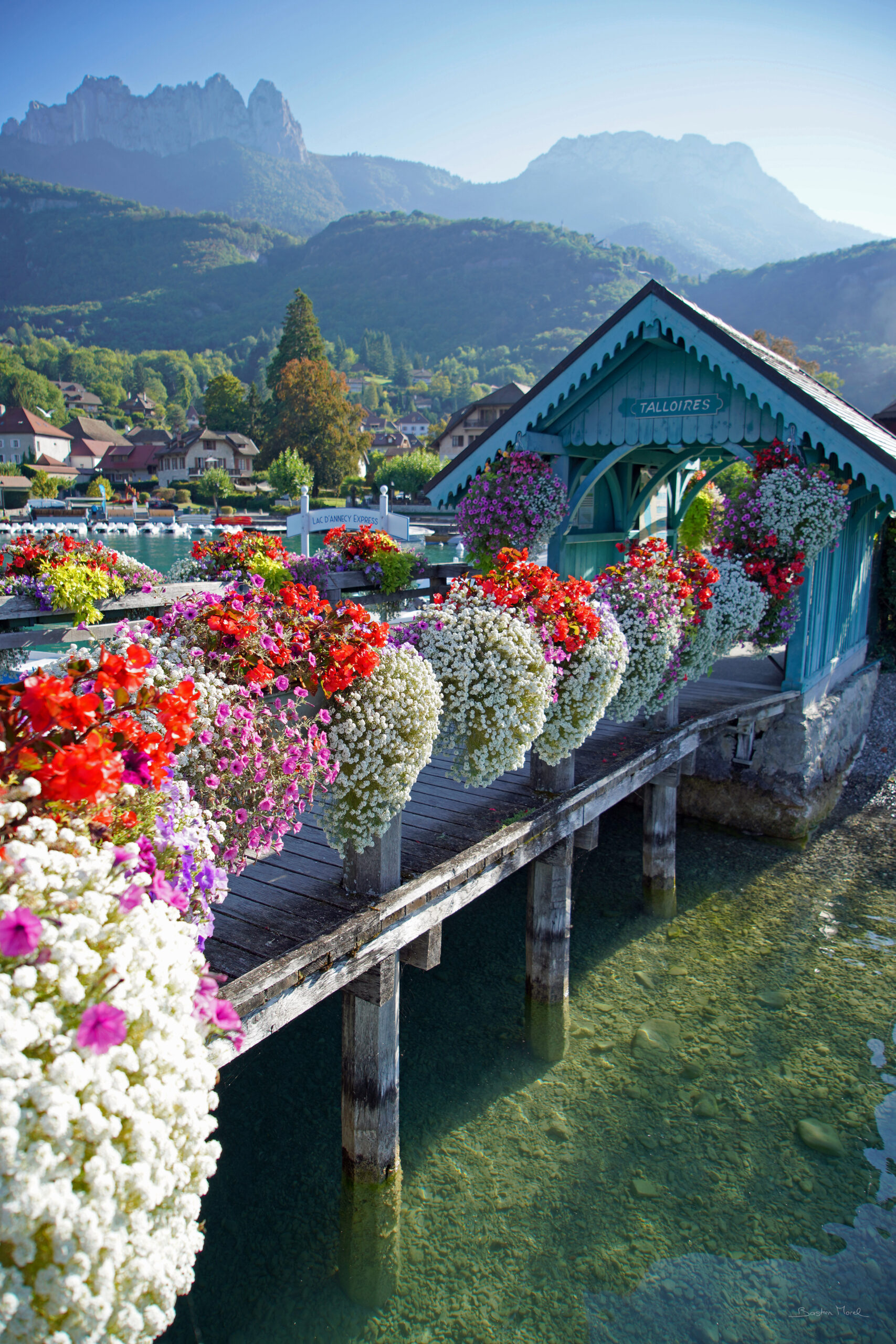 Embarcadère de Talloires fleuri, par Bastien Morel