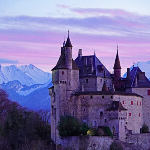 château de Menthon, lumière violette © Bastien Morel