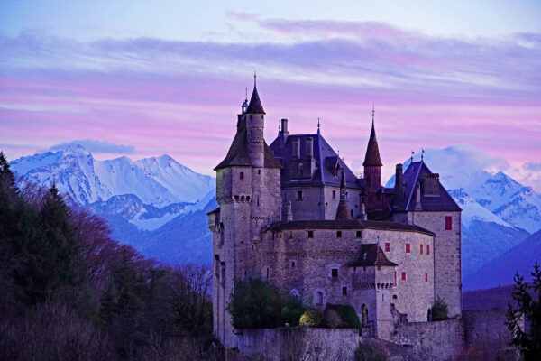 château de Menthon, lumière violette © Bastien Morel
